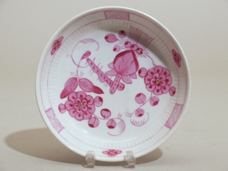Schotel met bloemendecor in bietenrood en goud